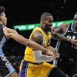 Capela (à droite) et les Hawks ont maté les Lakers de King James mardi KEYSTONE/AP/John Bazemore